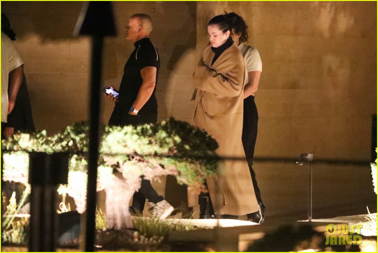 Selena Gomez Enjoys Night Out With Friends In Malibu | Photo 1358238