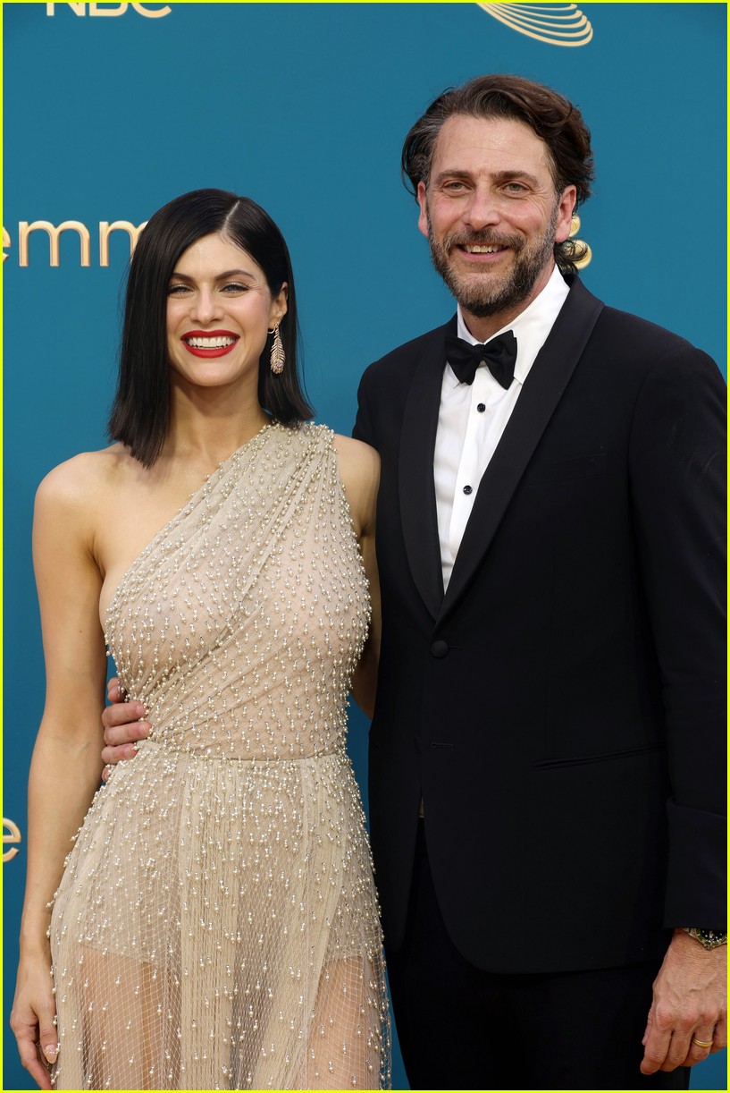 The White Lotus Sydney Sweeney And Alexandra Daddario Arrive For The Emmys Photo 1357050 