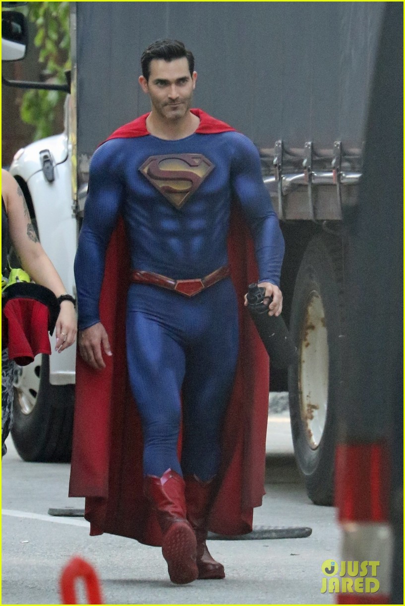 tyler hoechlin gets to work filming superman lois season 3 08