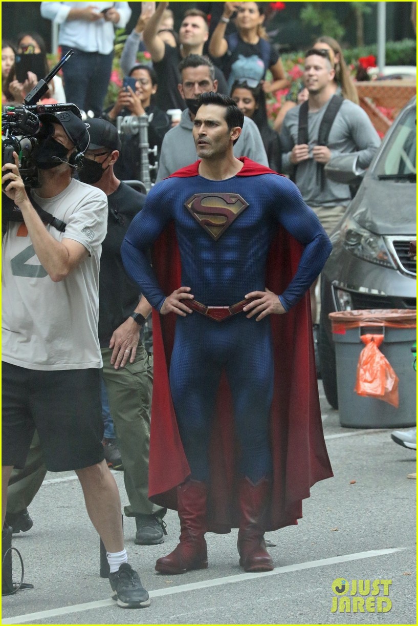 tyler hoechlin gets to work filming superman lois season 3 09