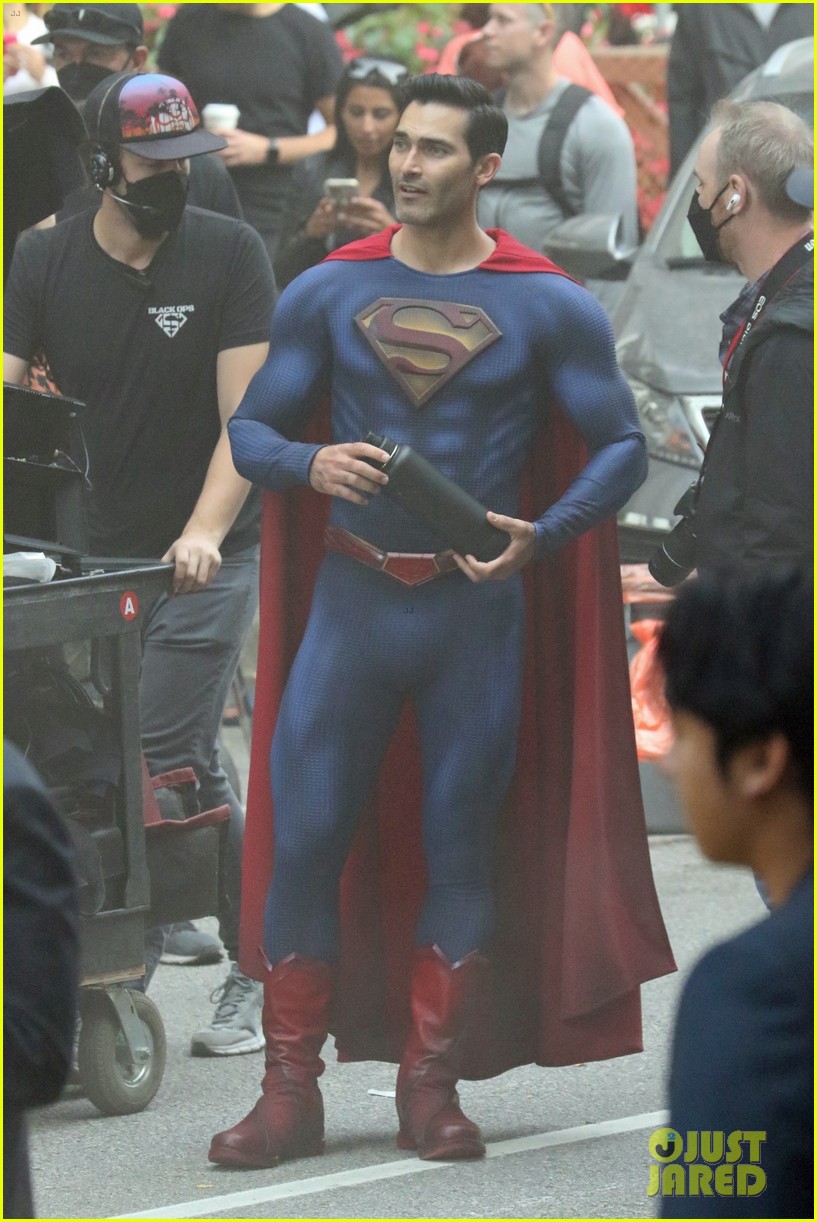 tyler hoechlin gets to work filming superman lois season 3 18