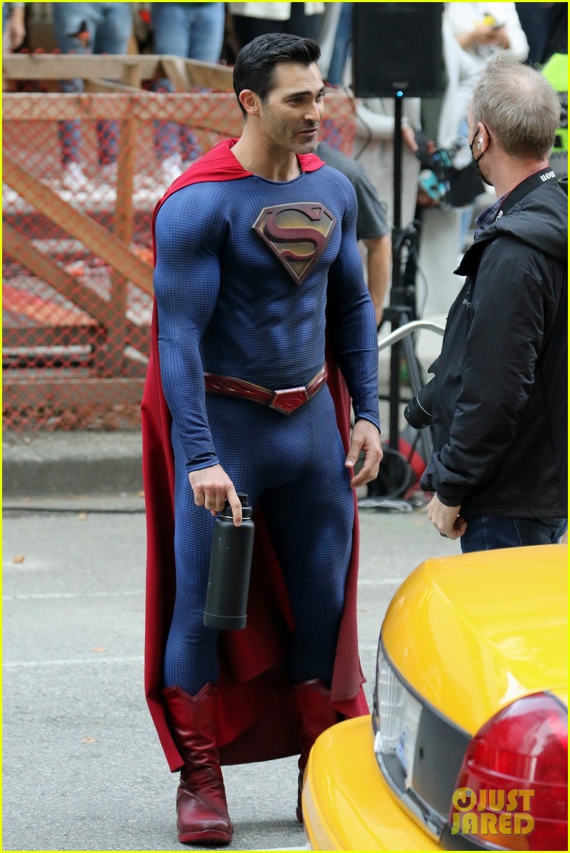 tyler hoechlin gets to work filming superman lois season 3 23