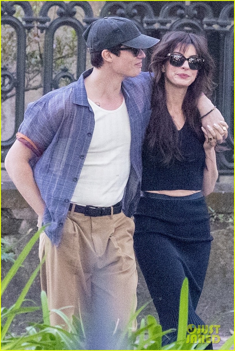 Nicholas Galitzine Wraps His Arm Around Anne Hathaway While Filming   Anne Hathaway Nicholas Galitzine The Idea Of You Set Pics 01 