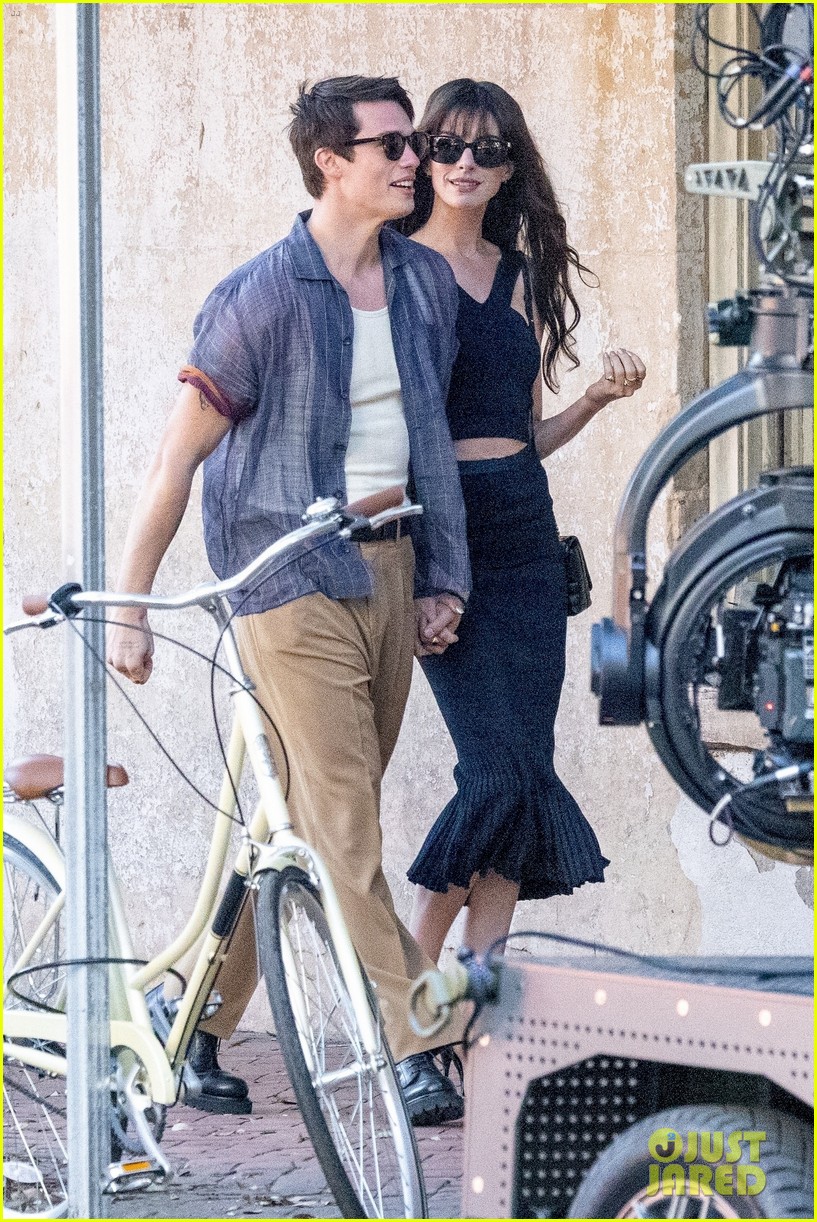 Nicholas Galitzine Wraps His Arm Around Anne Hathaway While Filming   Anne Hathaway Nicholas Galitzine The Idea Of You Set Pics 15 