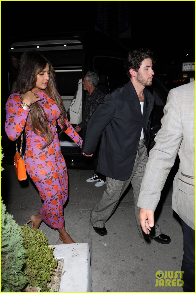 priyanka chopra nick jonas family dinner 02
