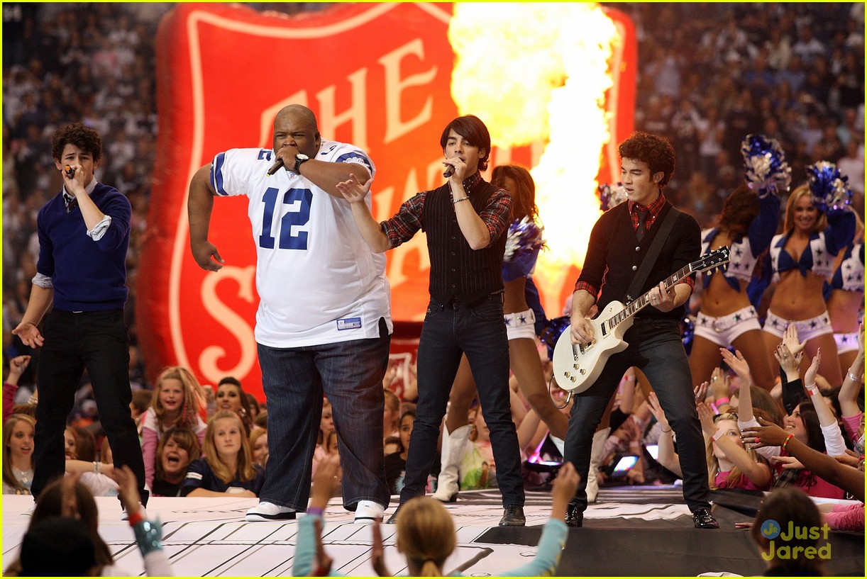 jonas brothers returning to play dallas cowboys thanksgiving halftime show 02