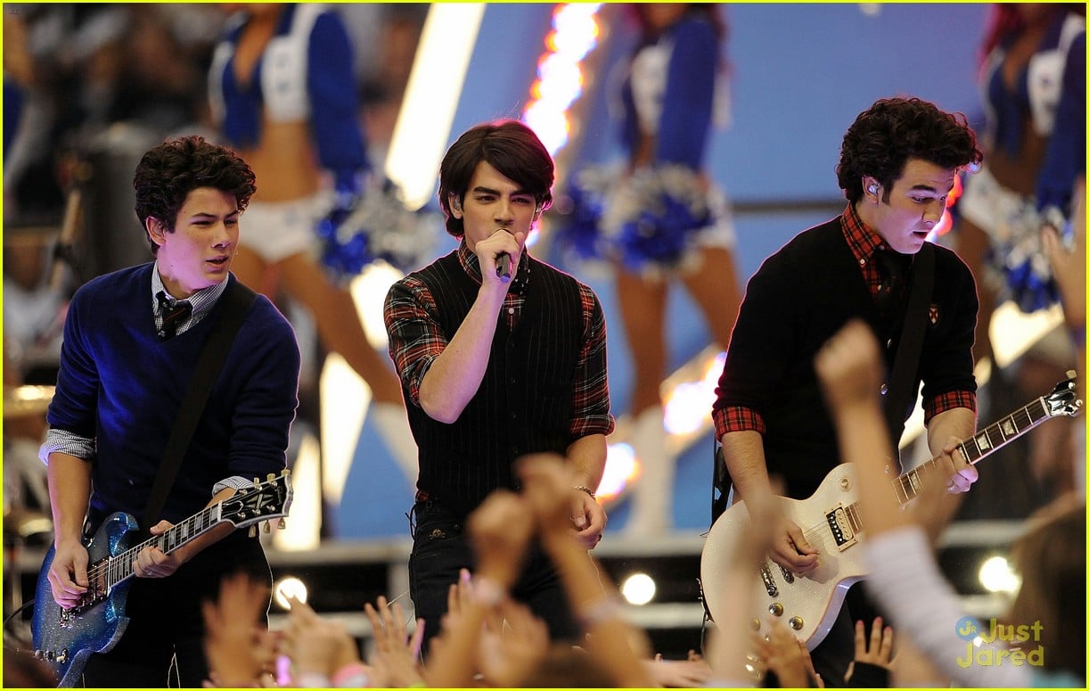 Jonas Brothers Returning to Play Dallas Cowboys Thanksgiving Day Halftime  Show!: Photo 1360276, Joe Jonas, Jonas Brothers, Kevin Jonas, Nick Jonas,  sports, Thanksgiving Pictures