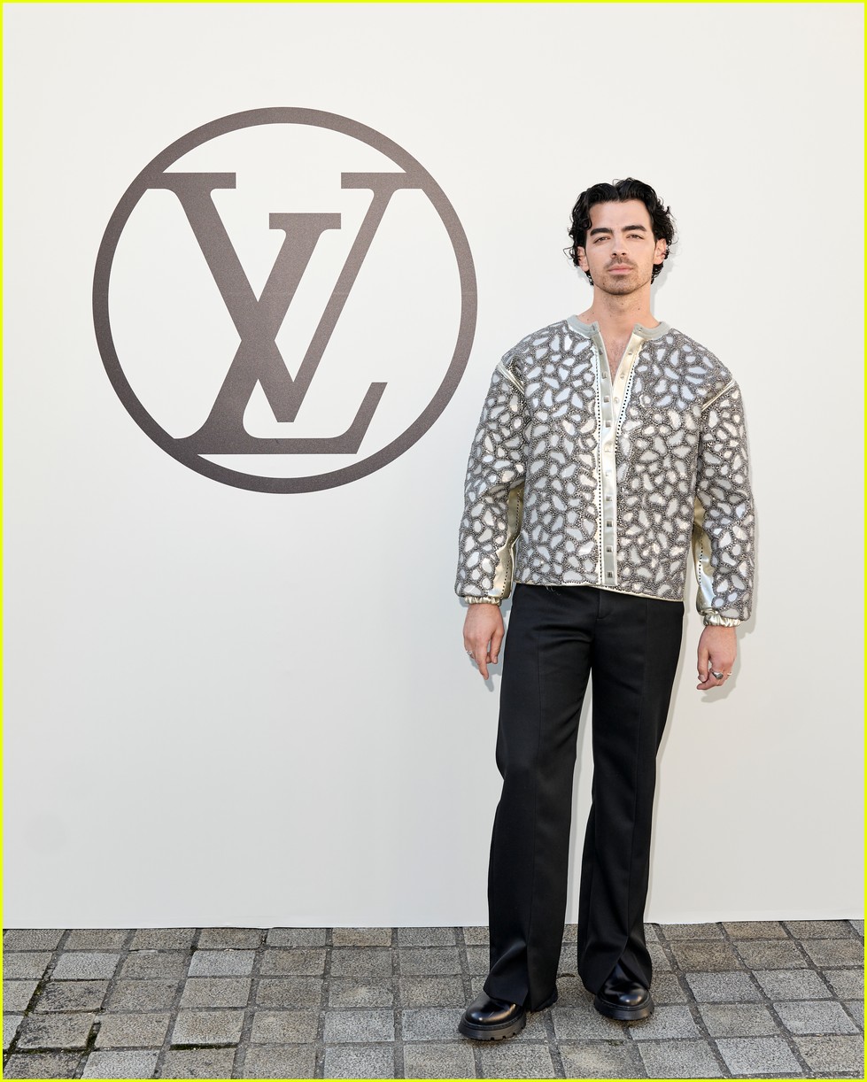 Joe Jonas Louis Vuitton Fashion Show, Paris January 18, 2018 – Star Style  Man