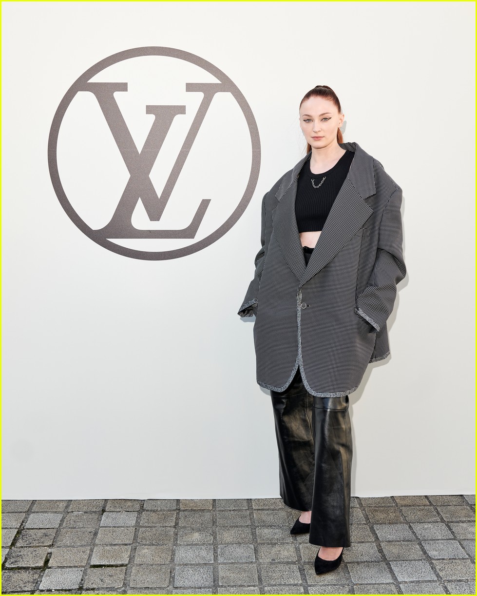 Joe Jonas & Sophie Turner Step Out For Louis Vuitton Paris Fashion Week  Show: Photo 1358782  Alana Haim, Cody Fern, Cynthia Erivo, Danielle Haim,  Emma Chamberlain, Este Haim, Fashion, haim, Iris