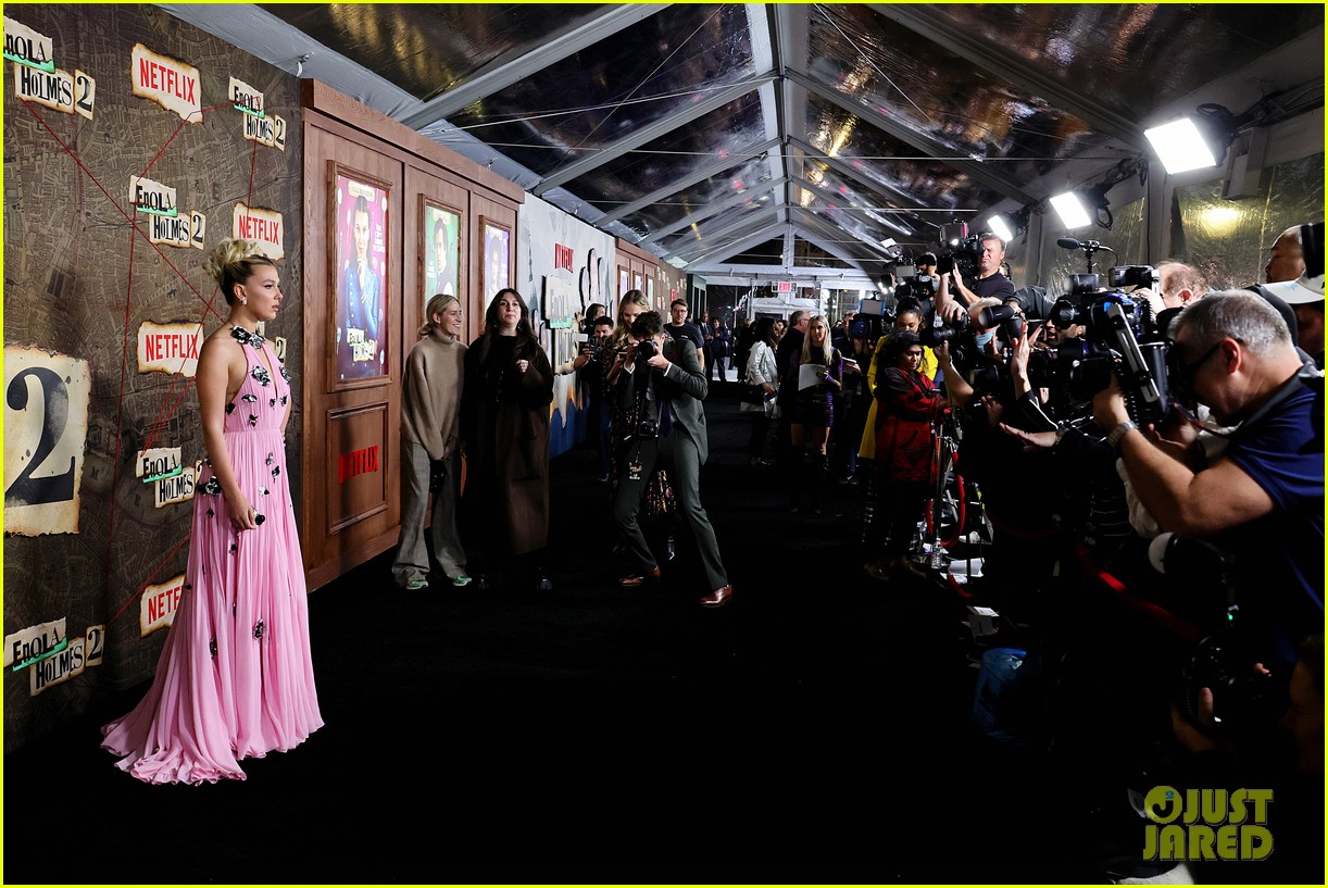 Millie Bobby Brown Joins Her Boyfriend & Co-Stars at 'Enola Holmes 2'  Premiere!: Photo 1360534  Abbie Hern, Enola Holmes, Hannah Dodd, Harry  Bradbeer, Henry Cavill, Jake Bongiovi, Millie Bobby Brown, Serrana