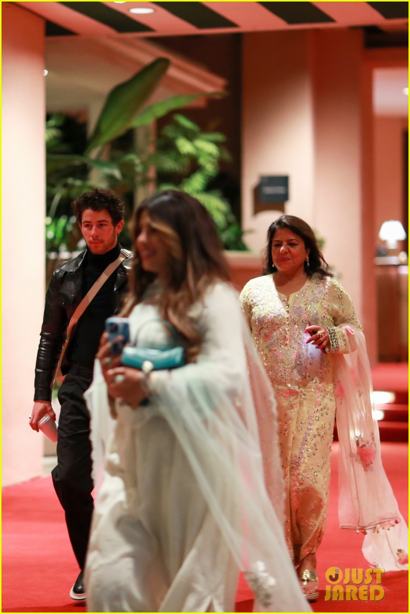 Nick Jonas & Priyanka Chopra Celebrate Diwali with Her Mom | Photo ...