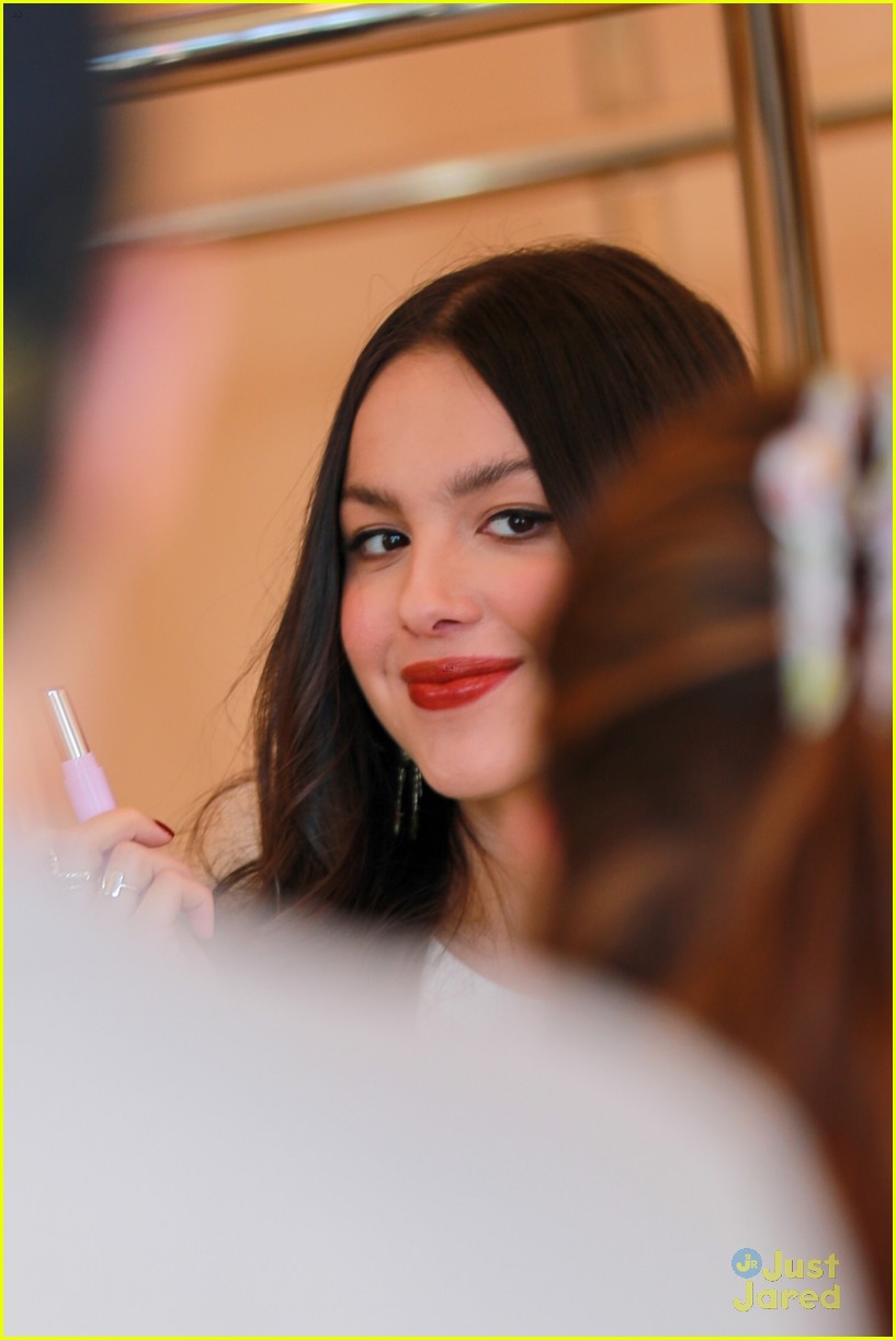 olivia-rodrigo-urges-fans-to-vote-while-attending-glossier-event