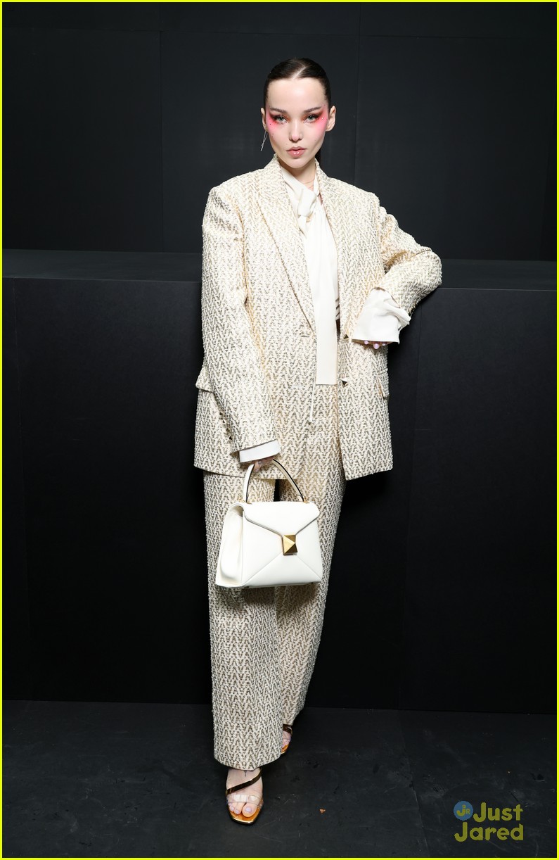 dove cameron ashley park florence pugh sit front row at valentino 01