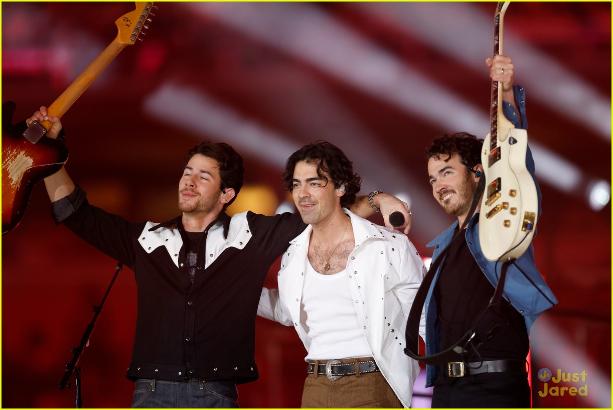 Jonas Brothers Thanksgiving Halftime Show Brings The Family Vibes