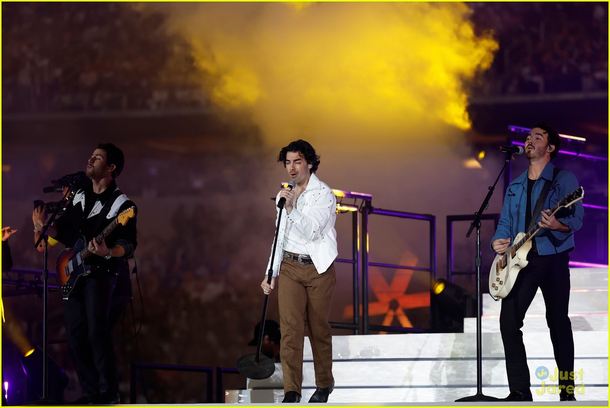 jonas brothers halftime show featured cameo from kevins daughters 04