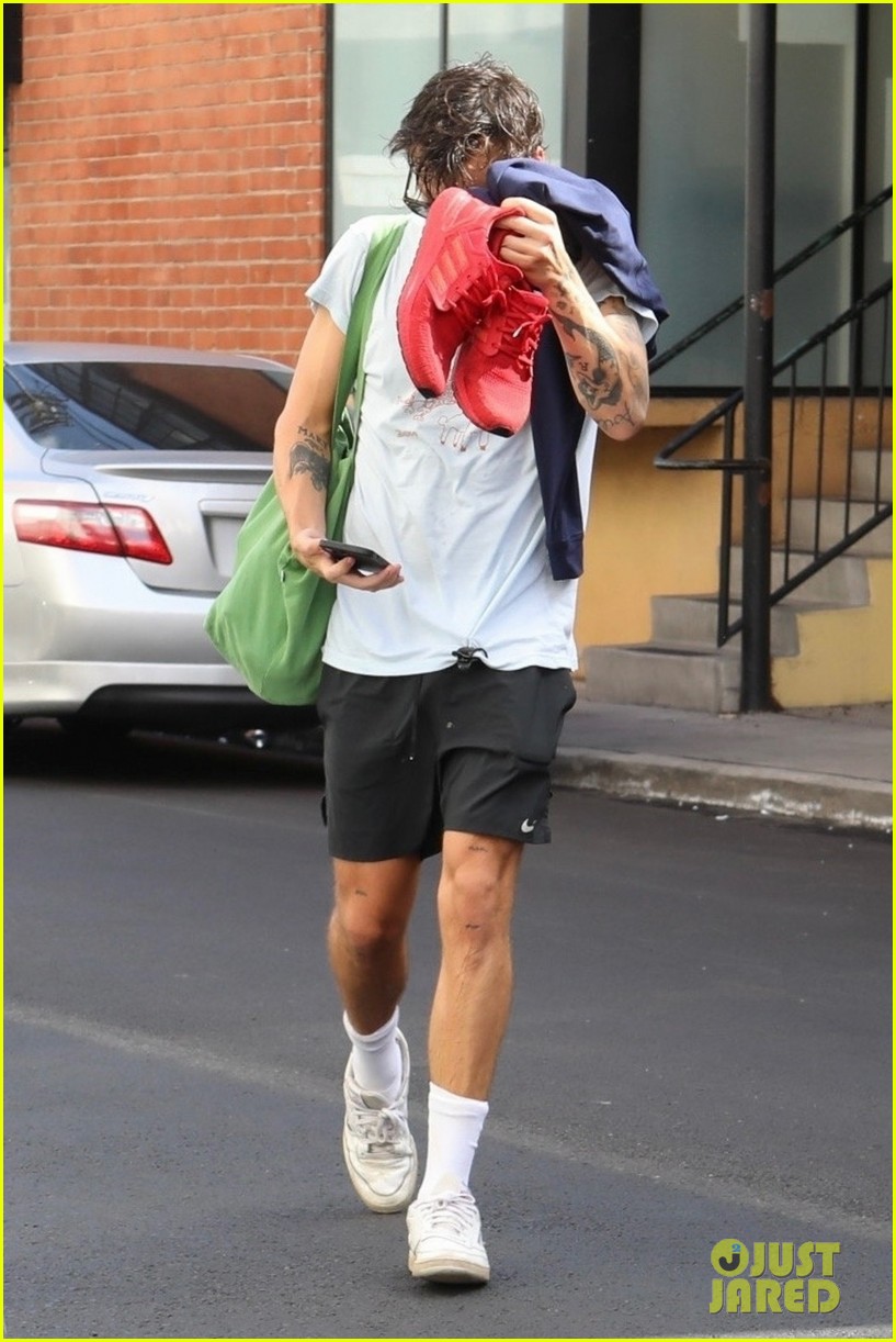 Harry Styles Gets in a Sweaty Gym Session in London!: Photo