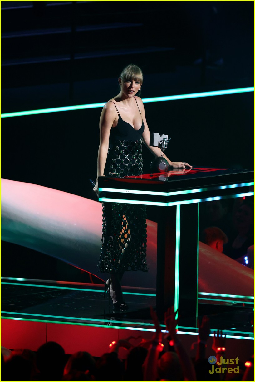 Taylor Swift Wins Big At Mtv Emas 2022 Plus Tate Mcrae Gayle And Lewis Capaldi Photo 1361785 