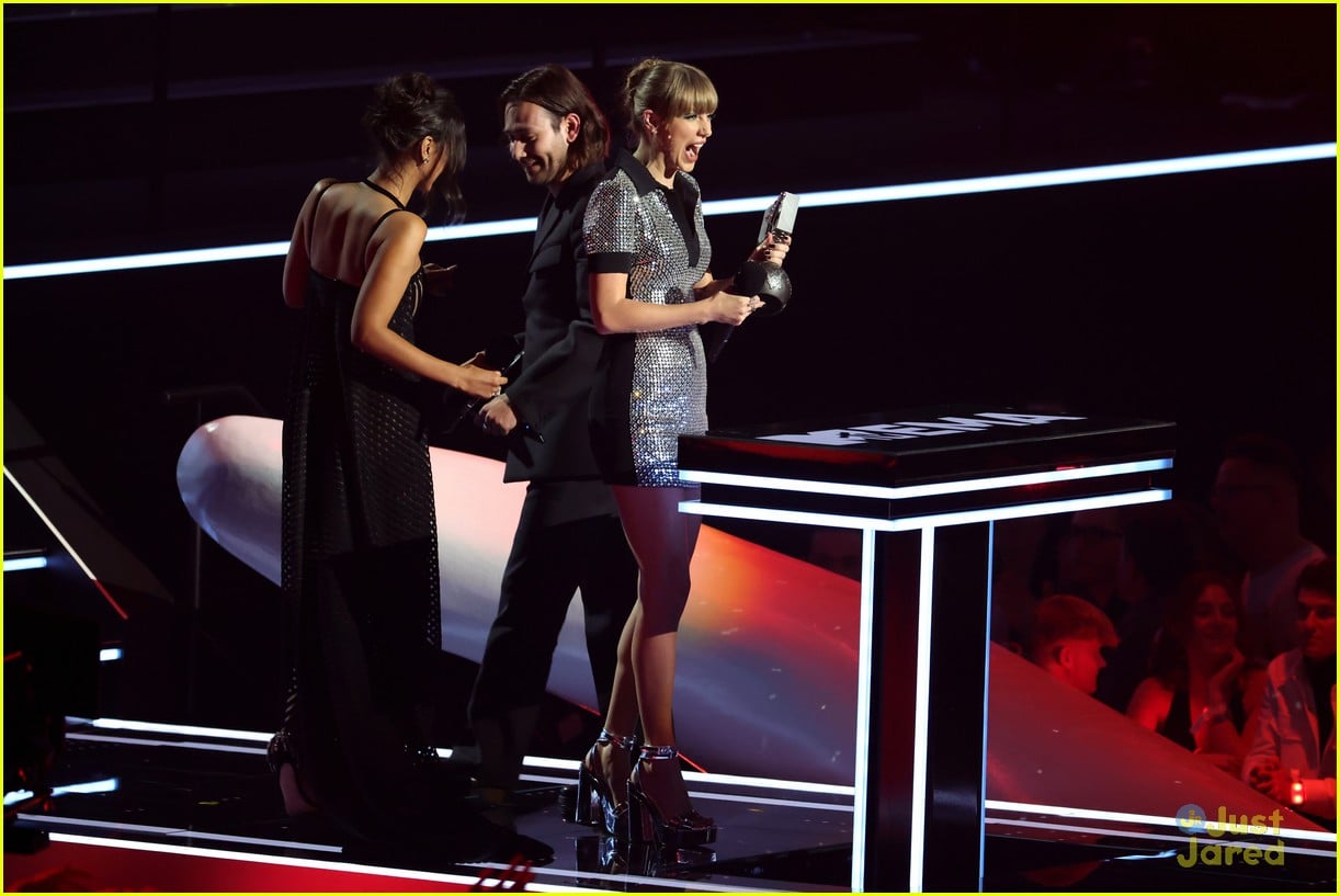 Taylor Swift Wins Big At MTV EMAs 2022, Plus Tate McRae, GAYLE & Lewis ...