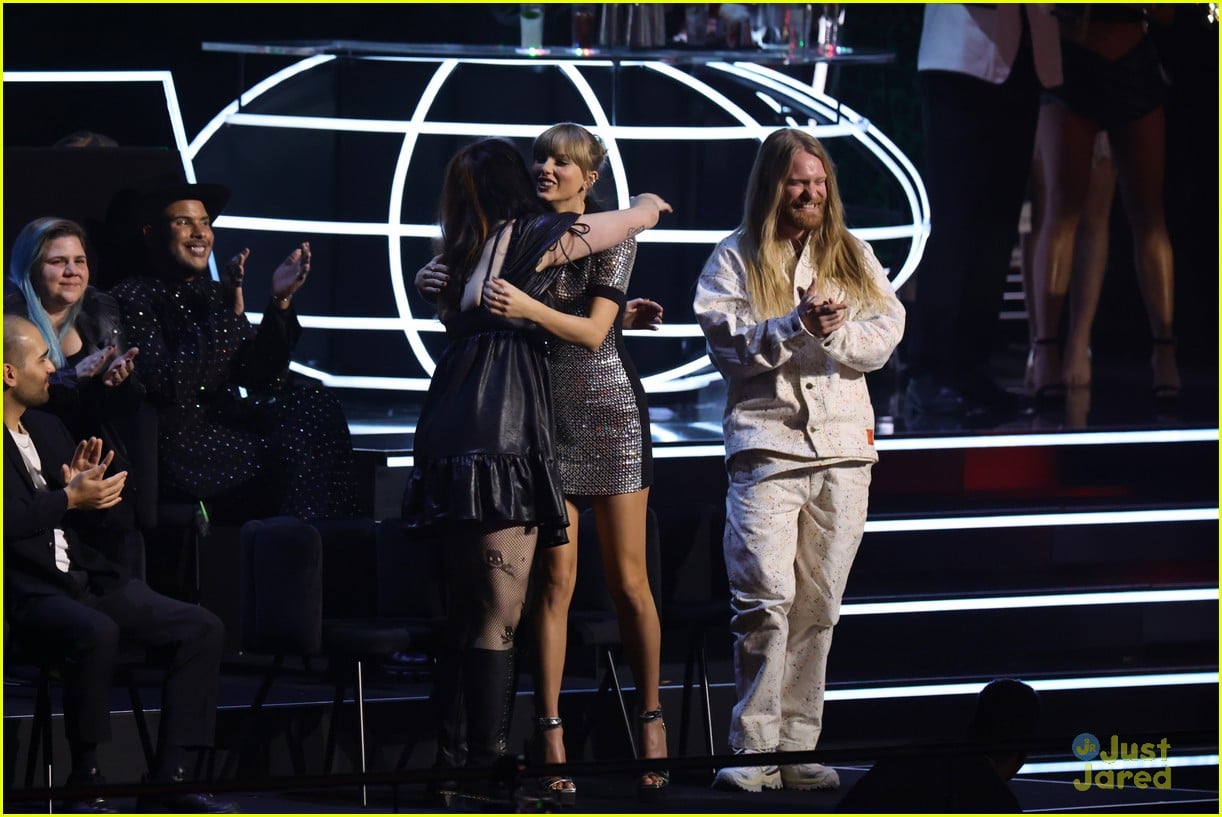 Full Sized Photo Of Taylor Swift Wins Big At Mtv Emas 2022 47 | Taylor ...