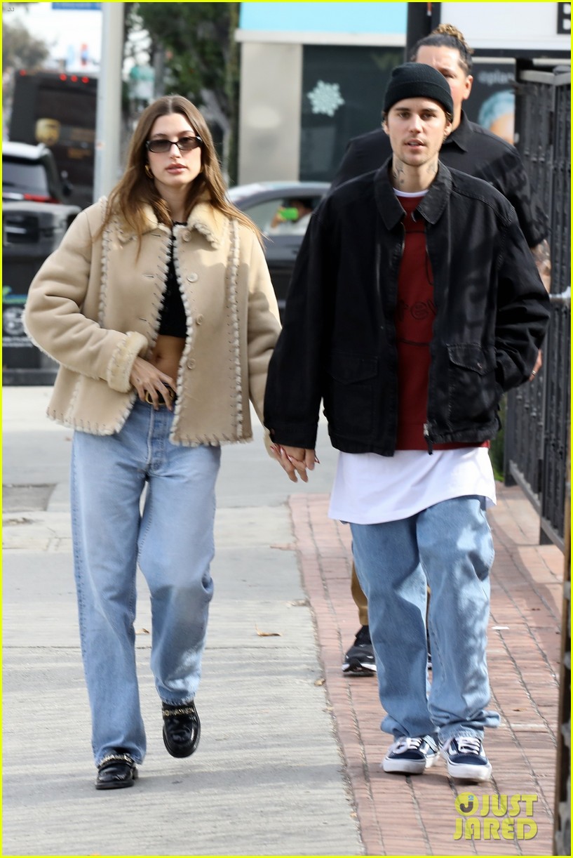 Hailey & Justin Bieber Hold Hands While Shopping Ahead of the Holidays ...