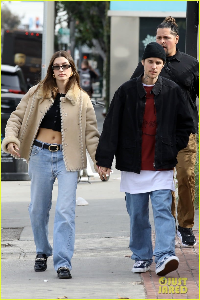 Hailey & Justin Bieber Hold Hands While Shopping Ahead of the Holidays ...