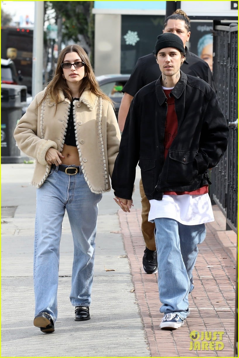 Hailey & Justin Bieber Hold Hands While Shopping Ahead of the Holidays ...