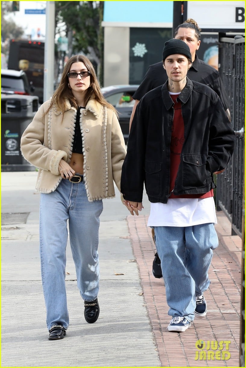 Hailey & Justin Bieber Hold Hands While Shopping Ahead of the Holidays ...