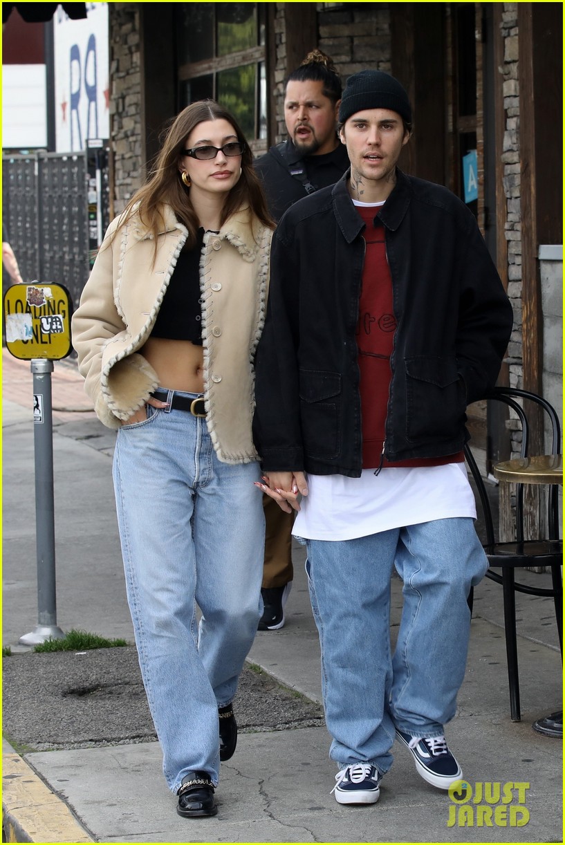 Hailey & Justin Bieber Hold Hands While Shopping Ahead of the Holidays ...