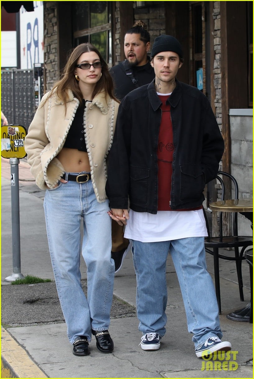 Hailey & Justin Bieber Hold Hands While Shopping Ahead of the Holidays ...