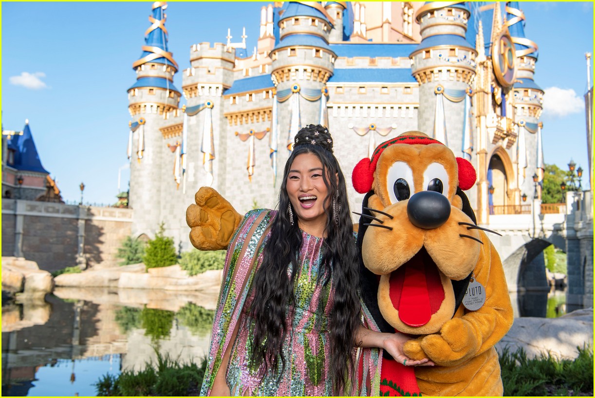 Full sized photo of disney christmas parade 2022 07 here s everyone 