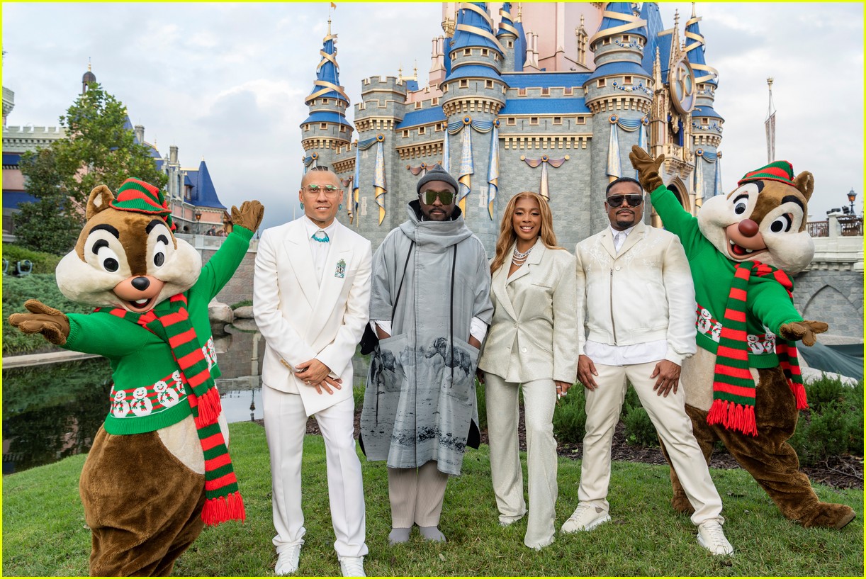 Full sized photo of disney christmas parade 2022 12 here s everyone 