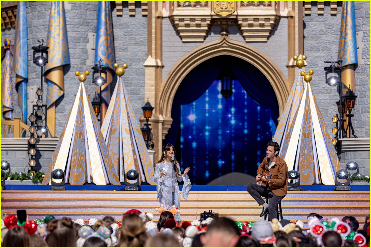 Full sized photo of disney christmas parade 2022 18 here s everyone 