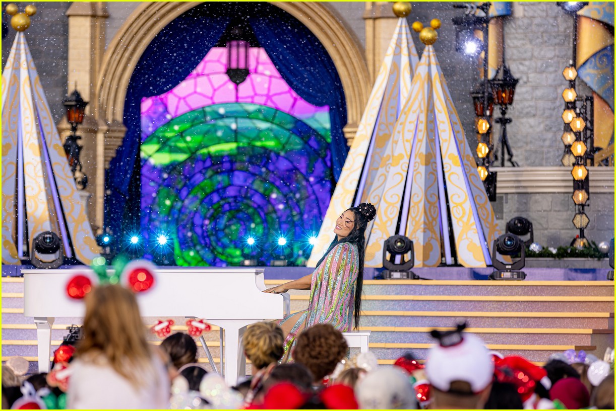 Full Sized Photo of disney christmas parade 2022 24 Here's Everyone