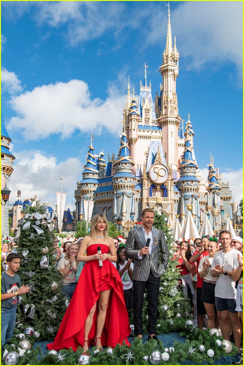 Full Sized Photo of disney christmas parade 2022 25 Here's Everyone