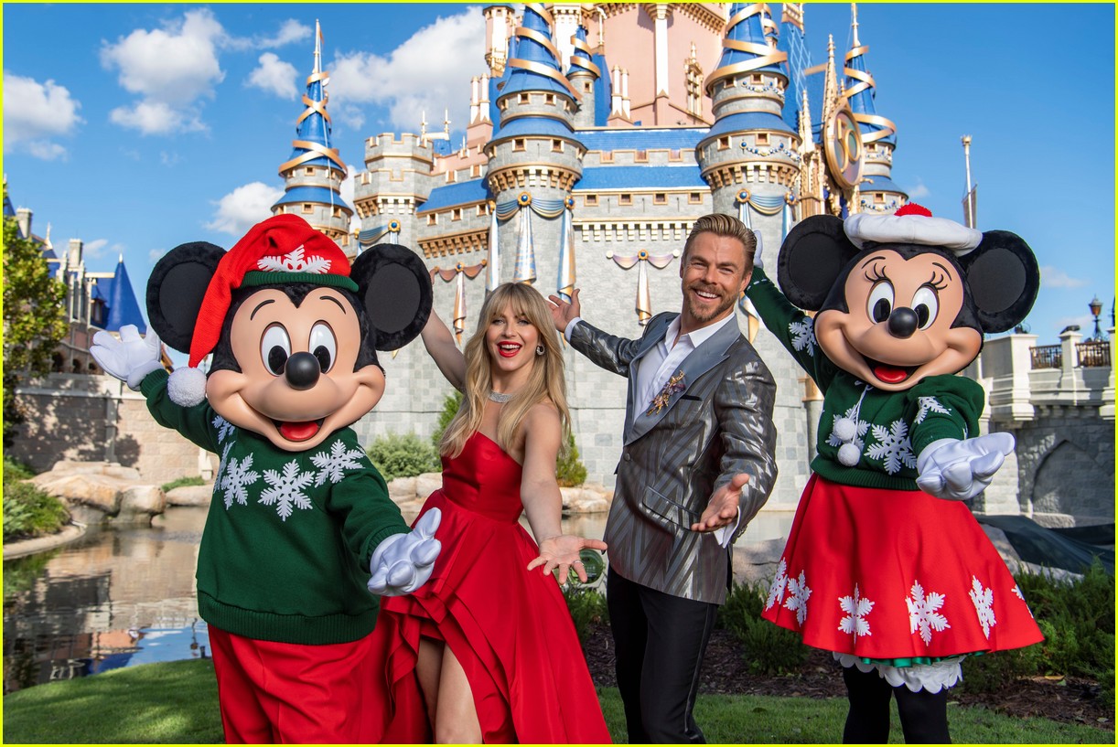 Full Sized Photo of disney christmas parade 2022 30 Here's Everyone