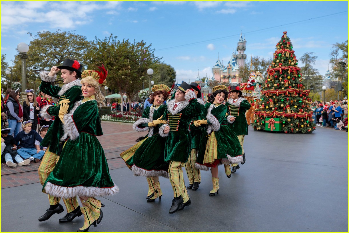 Here's Everyone Performing at the Disney Christmas Parade for 2022 