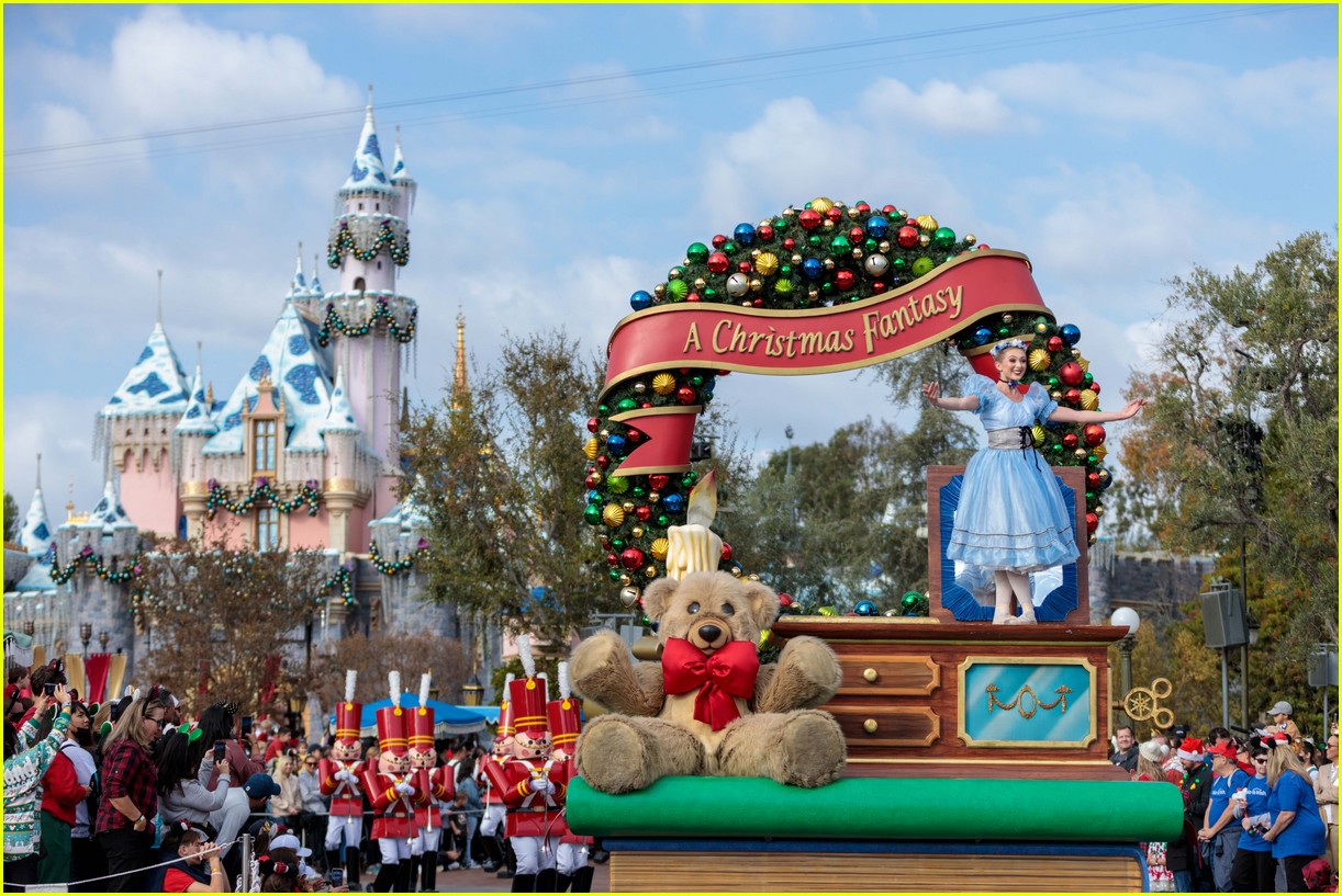 Here's Everyone Performing at the Disney Christmas Parade for 2022