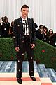 gossip girl showrunner reveals how they filmed at the met gala for season 2 finale 01