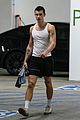 shawn mendes shows off toned arms 02