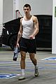 shawn mendes shows off toned arms 35