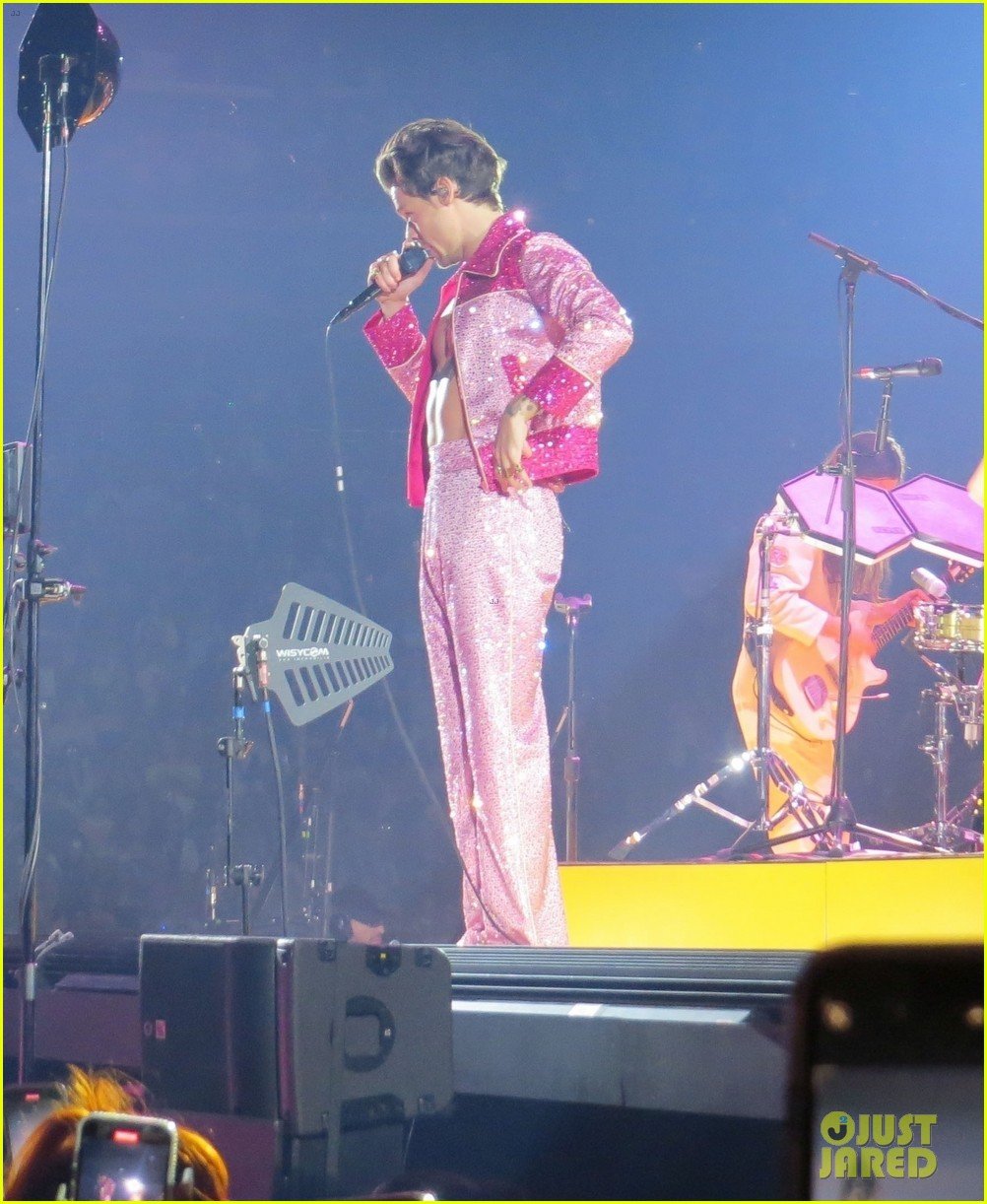 Harry Styles Hits the Stage in Pink Sequins for His Birthday Concert Photo 1367730 Photo