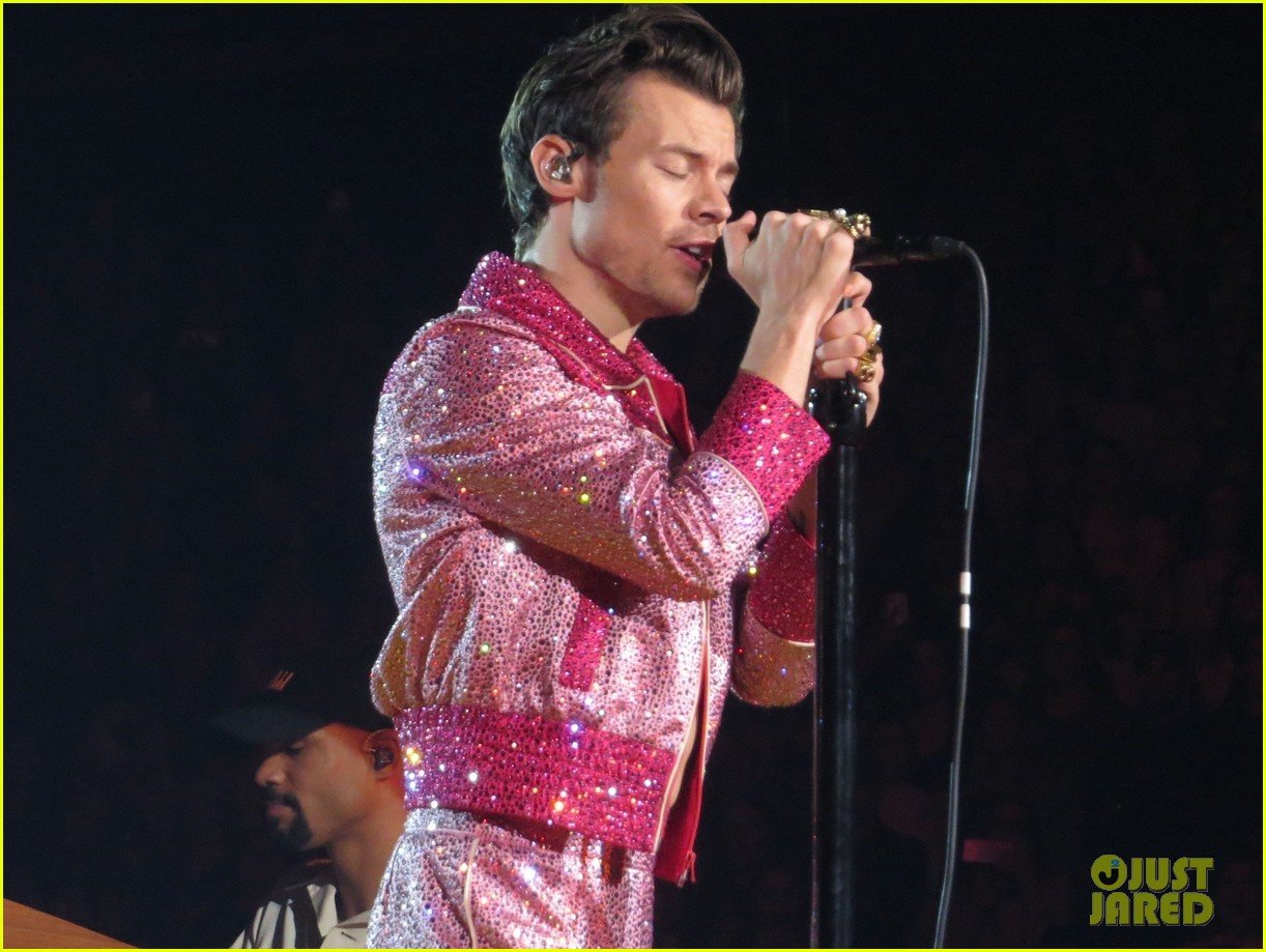 Harry Styles Hits the Stage in Pink Sequins for His Birthday Concert Photo 1367732 Photo