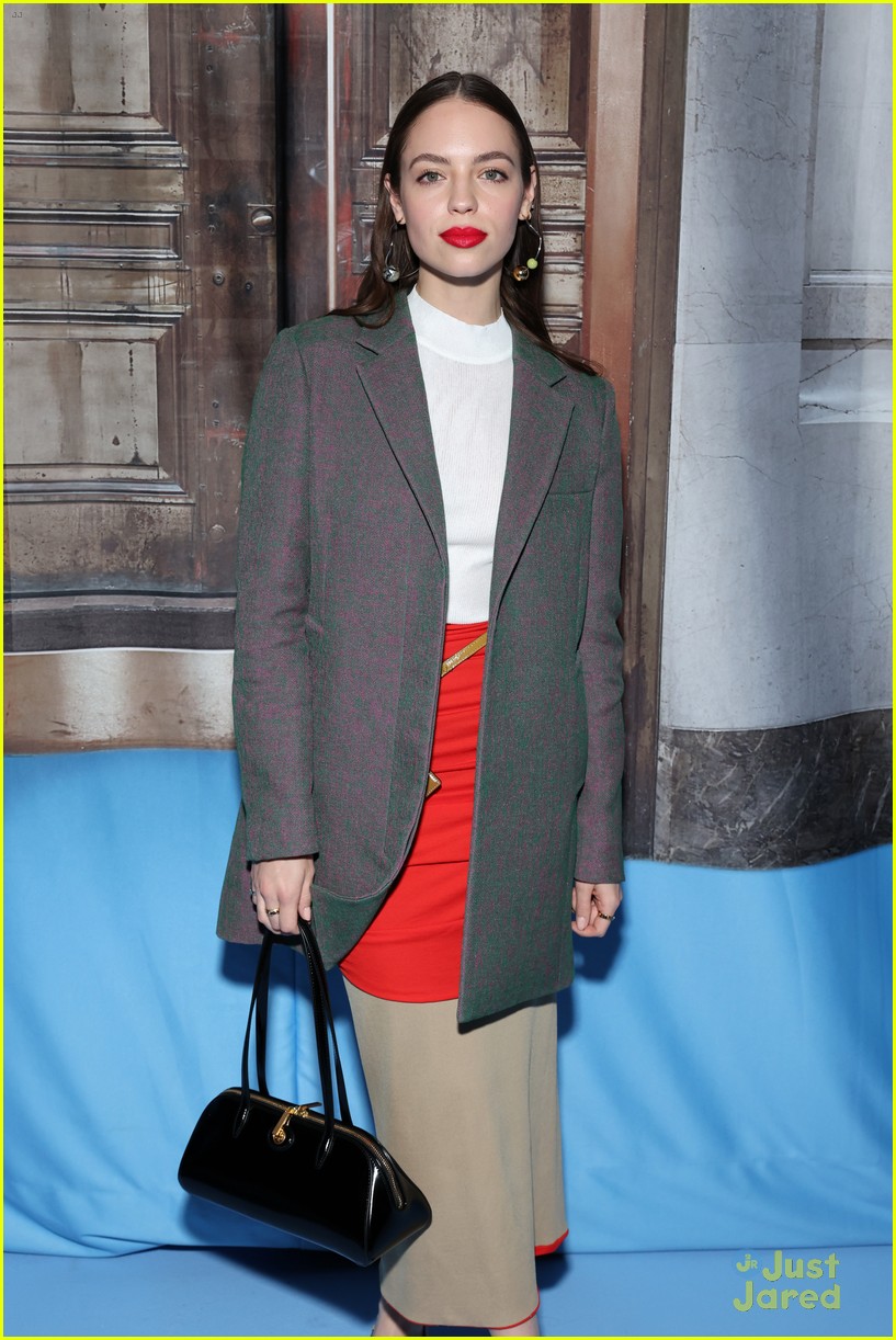 Lana Condor, Maddie Ziegler & Claudia Sulewski Sit Front Row at Tory