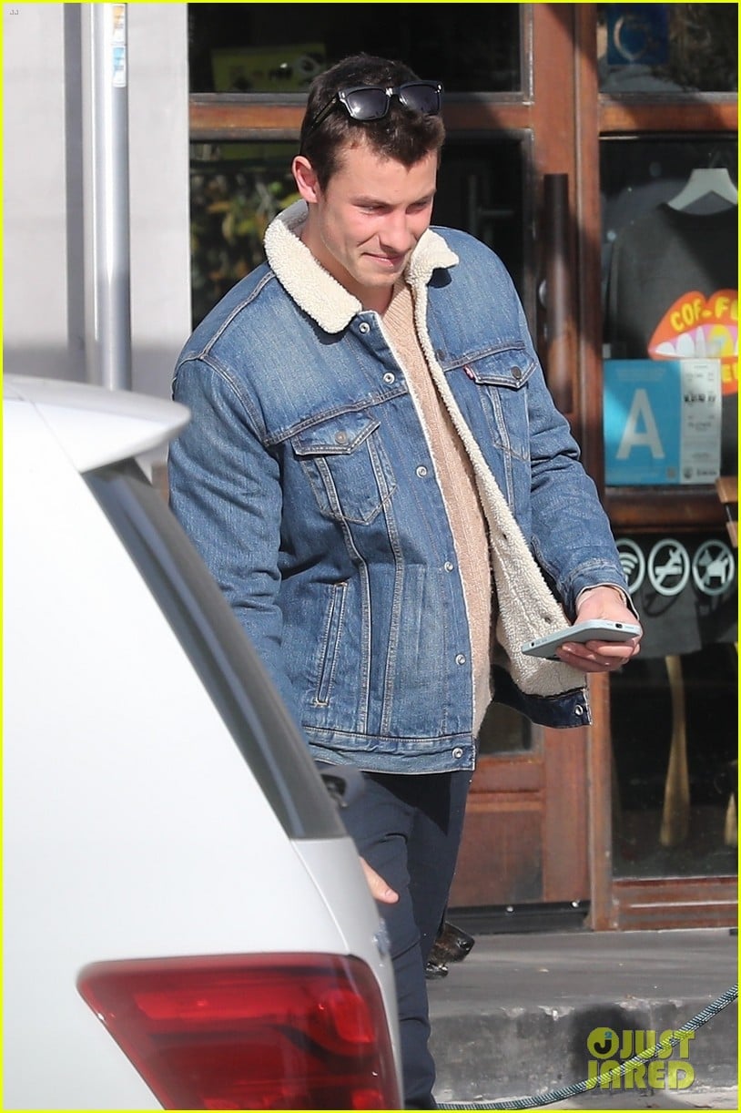 Shawn Mendes Meets Up with Friends for Coffee in Los Angeles Photo