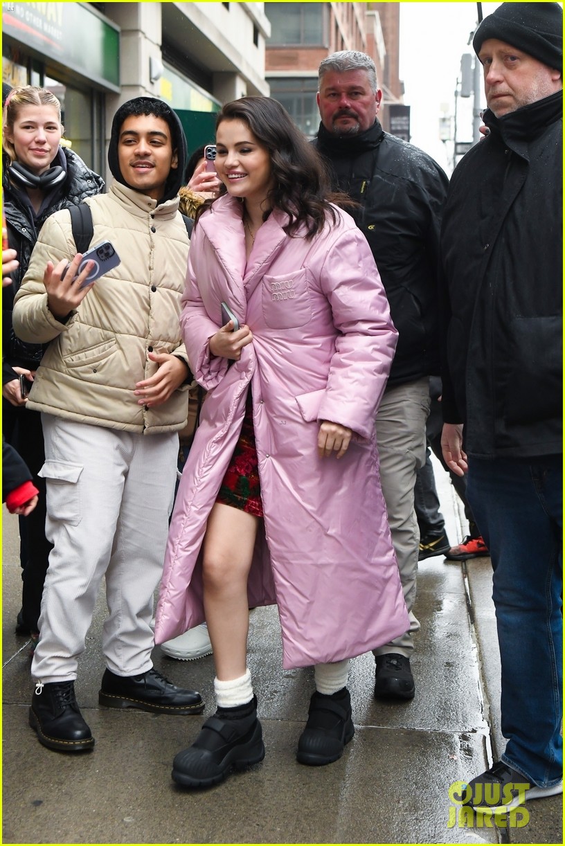 Selena Gomez Stops For Selfies With Fans During Rainy Day in NYC ...