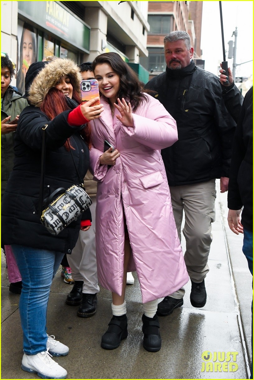 Selena Gomez Stops For Selfies With Fans During Rainy Day In Nyc Selena Gomez Stops For Selfies With Fans During Rainy Day In Nyc