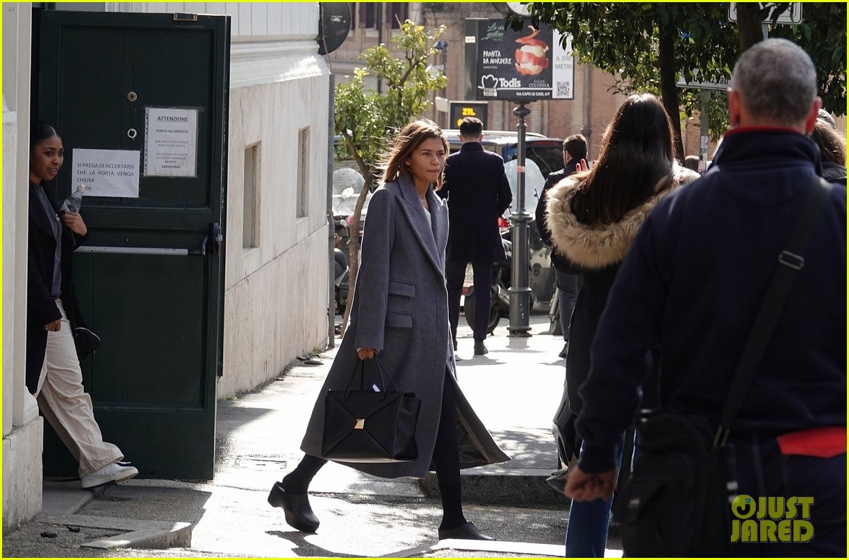 zendaya tom holland rihanna umbrella 05