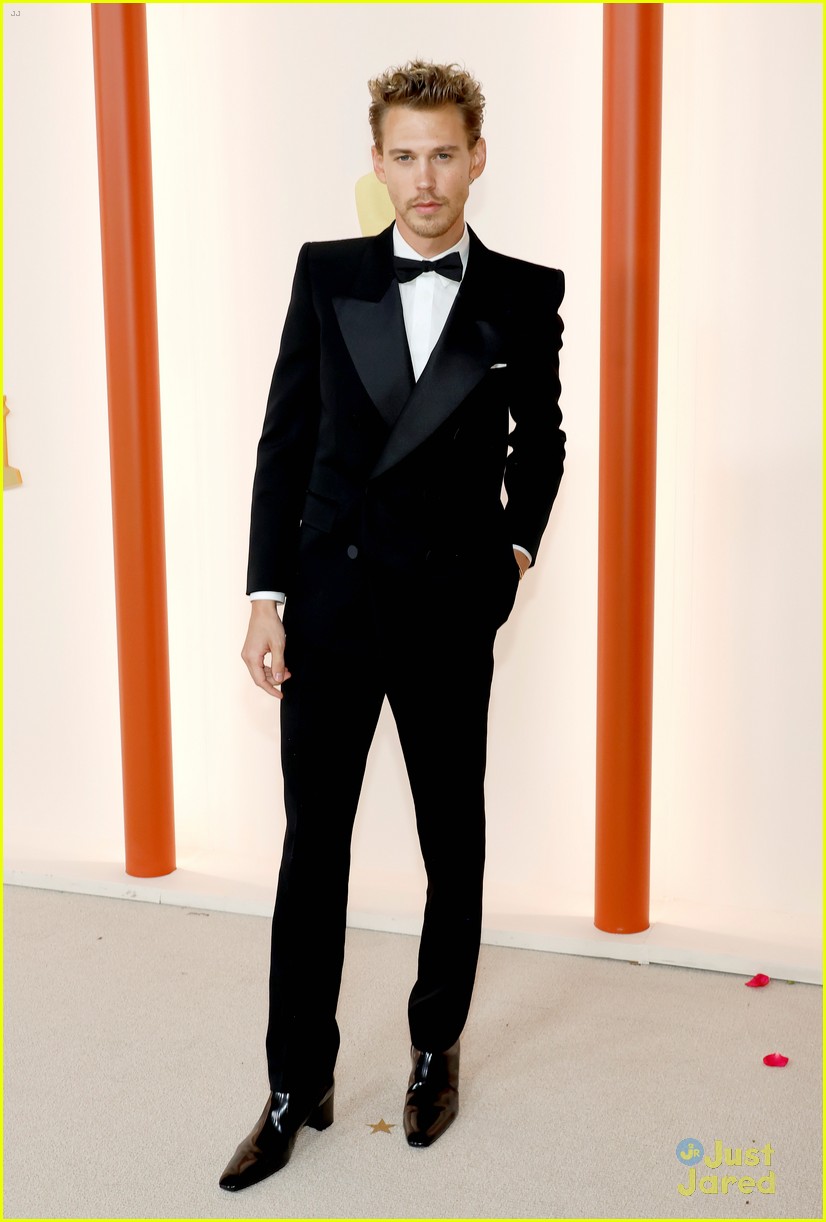 Austin Butler Looks Handsome at First Oscars Ceremony Photo 1371398