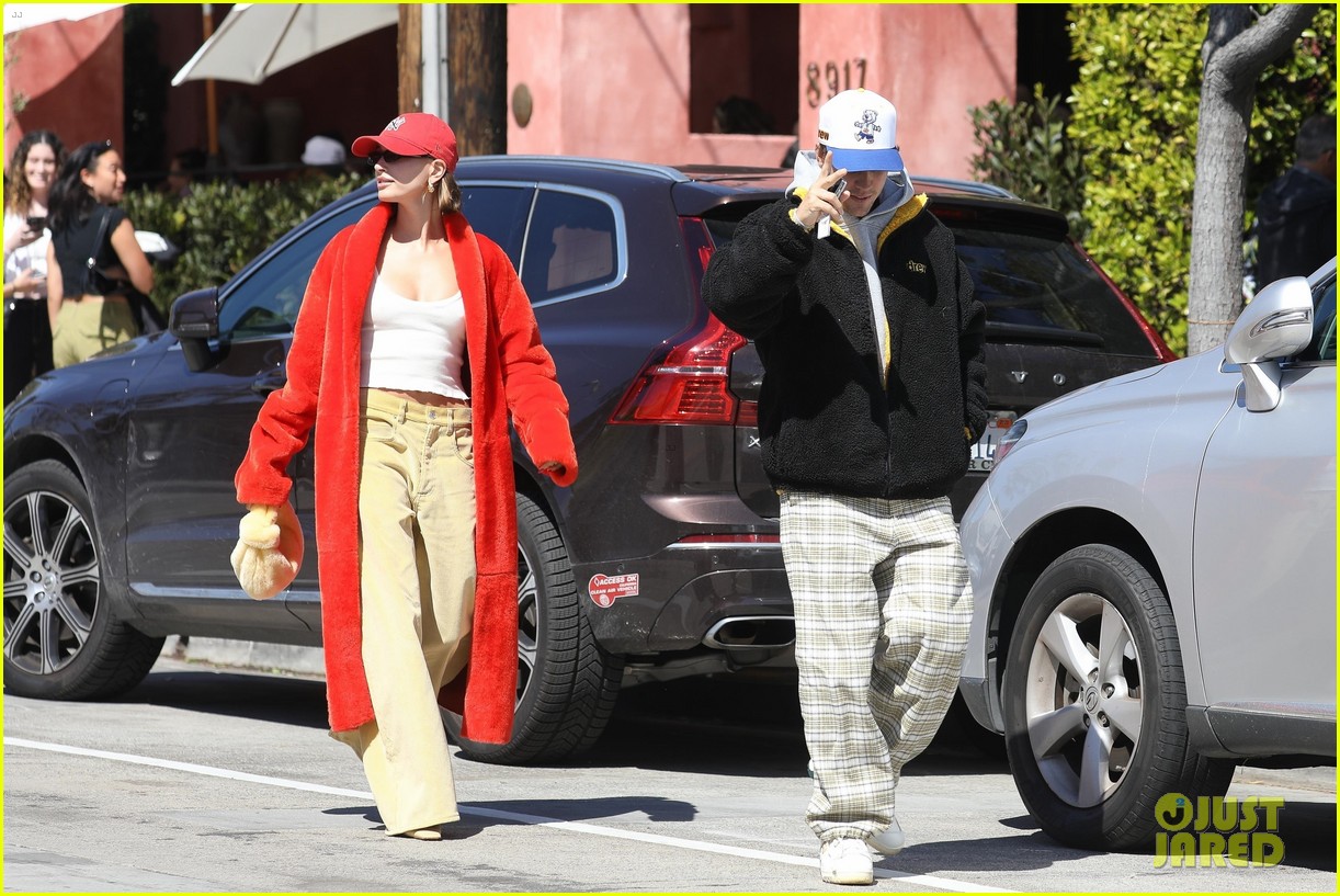 Justin Bieber Gives Wife Hailey A Kiss After Sunday Brunch Date In La Photo 1372905 Photo 