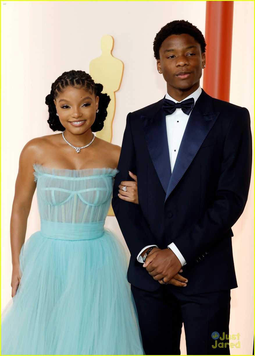 Halle Bailey Makes it a Family Affair at Vanity Fair Oscars Party with